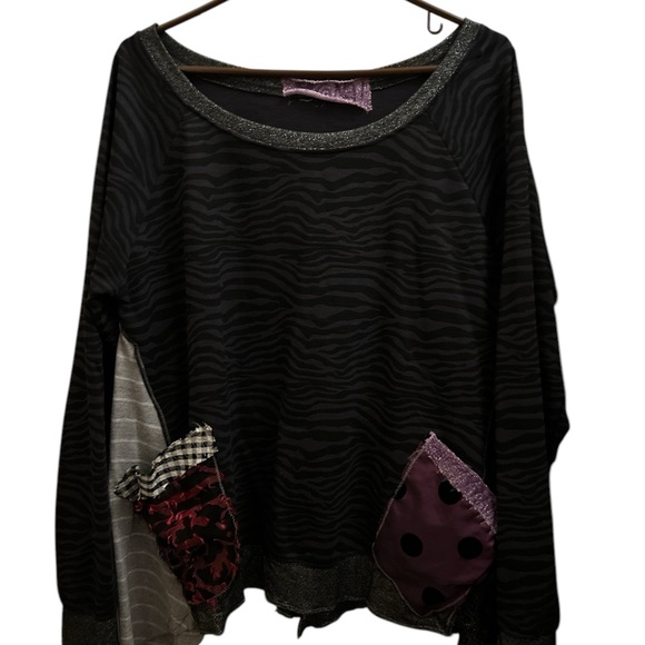 Mona Beautiful cool shirt. Two pockets with different types of fabric. - Picture 3 of 7